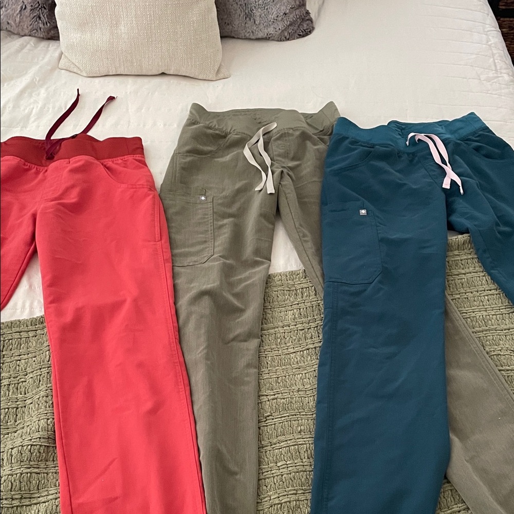 3 pairs of figs kade scrub pants